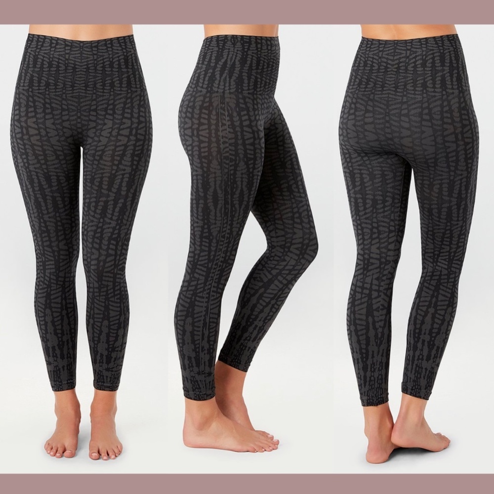 NWT $68 Spanx [ XL ] Look At Me Now Cropped Leggings‎ in Black Geo